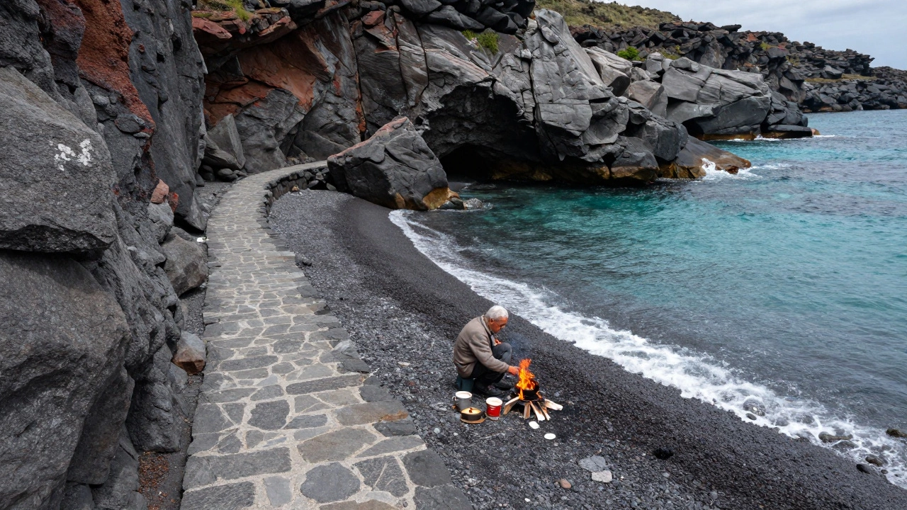 Пустынный пляж Папутсия в Греции с тропой, костром и вулканическим песком.