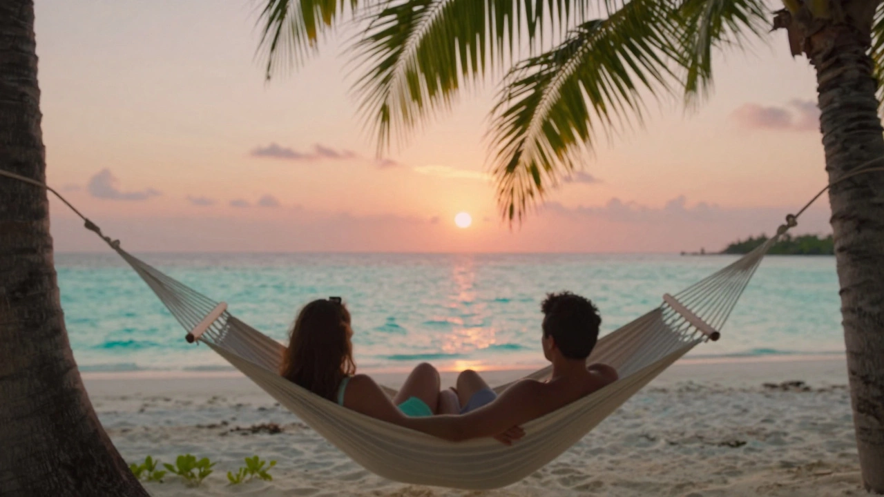 Пара на гамаке на пляже Мальдив, закат, голубая вода.