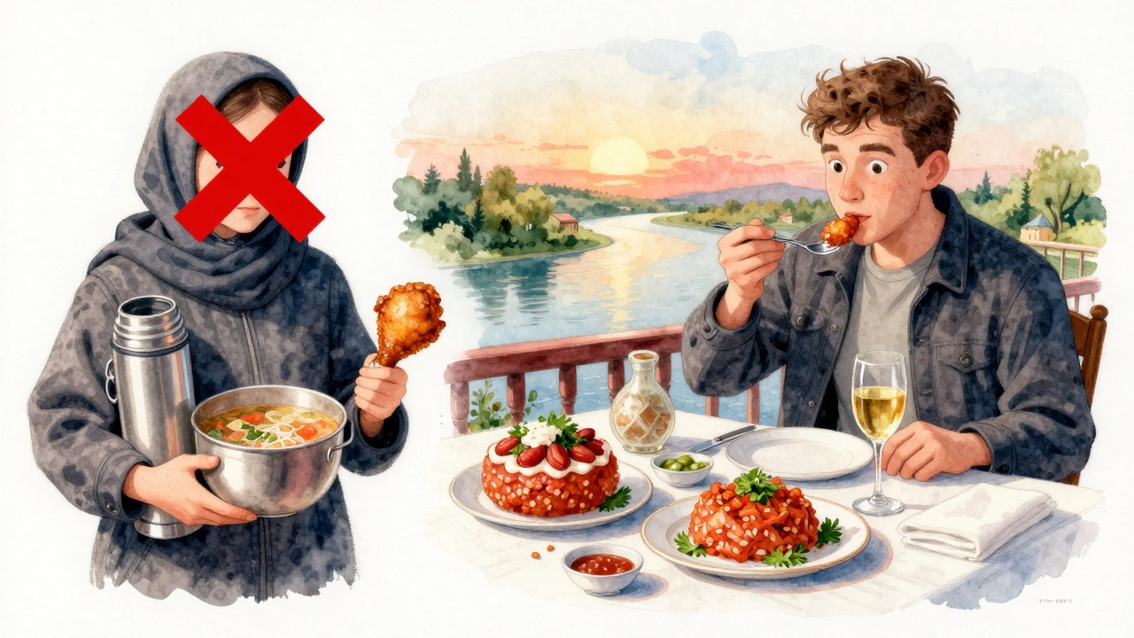 Сравнение: запрещённая еда слева и традиционные блюда на борту справа, с видом на реку и закат.