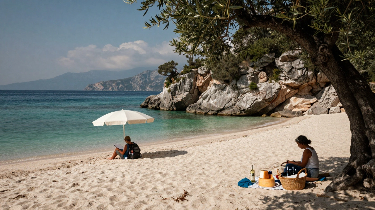 Одинокий путешественник на безлюдном пляже в Албании с видом на скалы и чистое море.