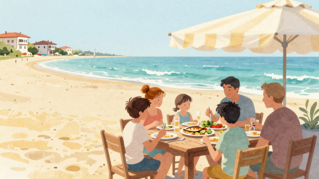 Семья ужинает на пляже в Болгарии с видом на тёплые волны и тихий курорт.