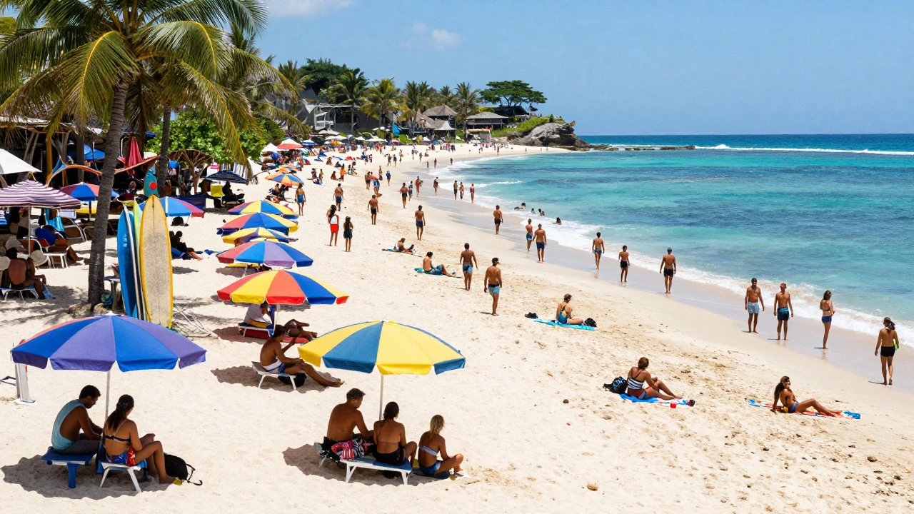 Оживленный пляж Семиньяк с множеством туристов и зонтиков в пик сезона